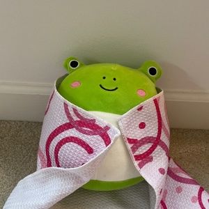 Cute mini frog squish, mellow tag, accidentally ripped off.